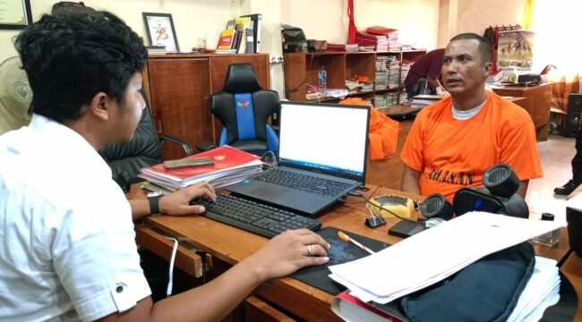 Tersangka AP saat diperiksa penyidik kepolisian.