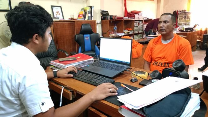 
Tersangka AP saat diperiksa penyidik kepolisian.