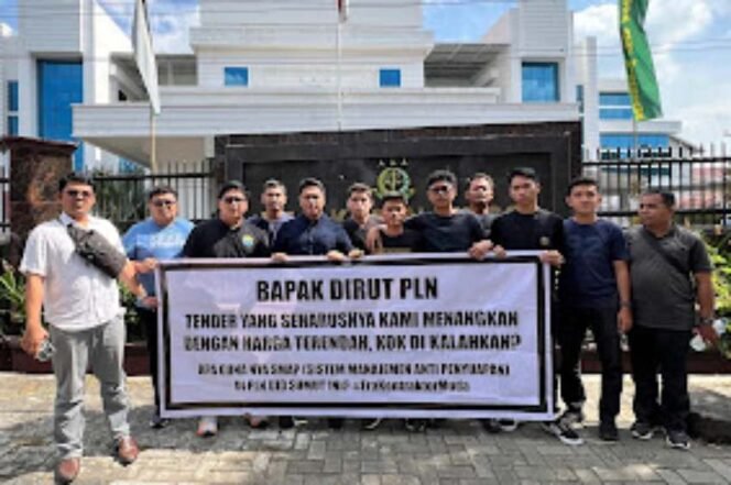 
Proses Pelelangan Tidak Transparan, PLN UID Sumut Didemo Kontraktor