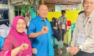 Syah Afandin menggunakan hak suaranya di TPS 005 Babalan bersama istrinya Ny Endang Kurniasih.