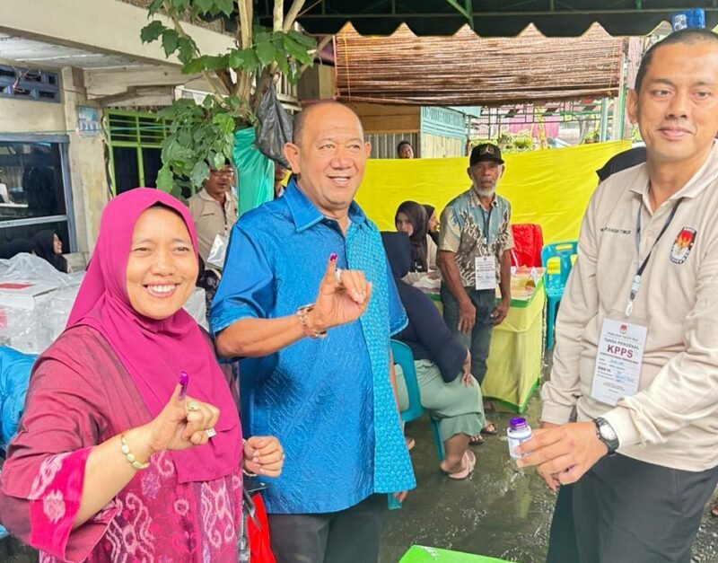 Syah Afandin menggunakan hak suaranya di TPS 005 Babalan bersama istrinya Ny Endang Kurniasih. 