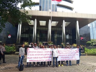 Aktivis mahasiswa menggelar aksi damai di depan Gedung Merah Putih, Kamis (14/11/2024) siang.