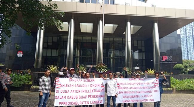 Aktivis mahasiswa menggelar aksi damai di depan Gedung Merah Putih, Kamis (14/11/2024) siang.