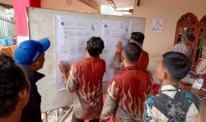 Penghitungan suara di TPS 005 Kelurahan Sidomulyo, Kecamatan Stabat, Langkat.