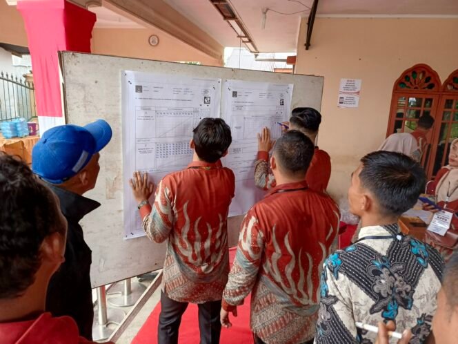 
Penghitungan suara di TPS 005 Kelurahan Sidomulyo, Kecamatan Stabat, Langkat. 