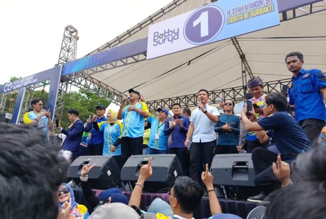 
Kampanye Akbar Paslon SATRIA di Alun-alun T Amir Hamzah Stabat, Langkat dihadiri puluhan ribu pendukung.