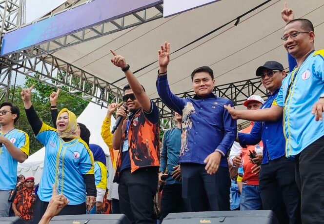 
Kampanye Akbar Paslon SATRIA di Alun-alun T Amir Hamzah Stabat, Langkat dihadiri puluhan ribu pendukung.