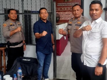 Karutan Tanjung Pura Jimri Anton Nababan didampingi KaPLP Efri Yanto dan Kapolsek Tanjung Pura AKP Zul Iskandar Ginting monitoring Pilkada di TPS Khusus.