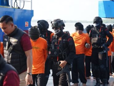 Narapidana berisiko tinggi dikawal ketat aparat saat akan dipindahkan ke Nusakambangan.