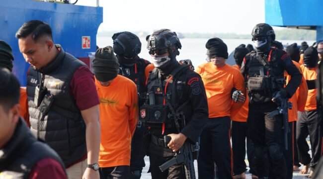 Narapidana berisiko tinggi dikawal ketat aparat saat akan dipindahkan ke Nusakambangan.