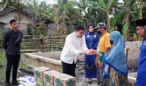Pimpinan DPRD Sumut Ricky Anthony menyerahkan bantuan pangan dan tali asih kepada korban kebakaran di Desa Tanjung Putus, Kecamatan Padang Tualang, Langkat1