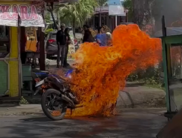 Sepeda motor warga yang terbakar di Jl Proklamasi, Kecamatan Stabat Langkat, Sumatera Utara, Minggu 17 November 2024 siang.