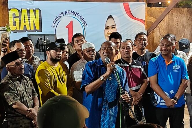 
Syah Afandin menyampaikan deklarasi di posko pemenangannya.