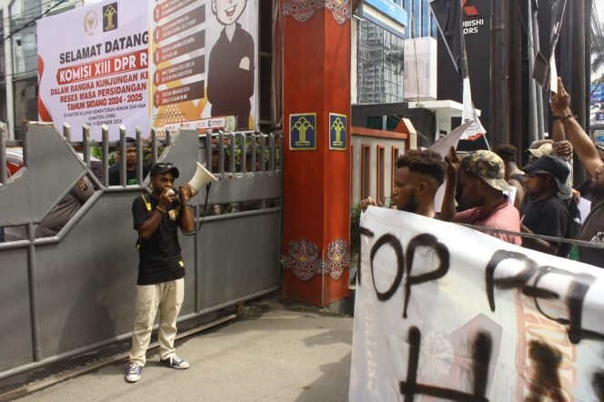 
Aksi Peringatan Hari HAM Sedunia di Kantor Kemenkumham Wilayah Sumut