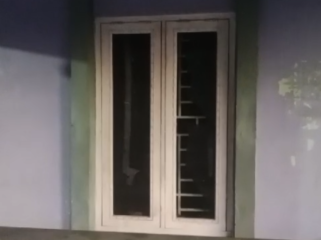 Kaca rumah Ramlan yang dilempar terduga pengedar narkoba.