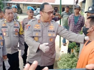 Kapolres Langkat AKPB David Triyo Prasojo didampingi Kapolsek Tanjung Pura AKP Zul Iskandar Ginting memaparkan tersangka pencuri baut dan plat besi jembatan di Mapolsek Tanjung Pura.
