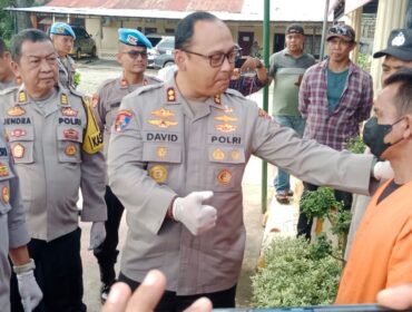 Kapolres Langkat AKPB David Triyo Prasojo didampingi Kapolsek Tanjung Pura AKP Zul Iskandar Ginting memaparkan tersangka pencuri baut dan plat besi jembatan di Mapolsek Tanjung Pura.