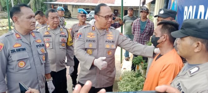 
Kapolres Langkat AKPB David Triyo Prasojo didampingi Kapolsek Tanjung Pura AKP Zul Iskandar Ginting memaparkan tersangka pencuri baut dan plat besi jembatan di Mapolsek Tanjung Pura.