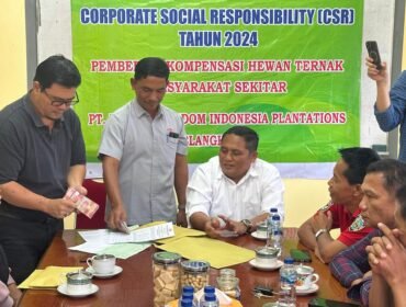PT UKIP memberikan kompensasi kepada warga yang hawan ternaknya mati.