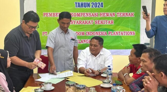 PT UKIP memberikan kompensasi kepada warga yang hawan ternaknya mati.