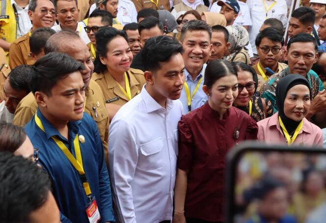
Pimpinan DPRD Sumut Ricky Anthony bersama Wapres RI Gibran Rakabuming Raka saat berkunjung ke areal persawahan di Desa Aman Damai, Kecamatan Sirapit, Langkat.