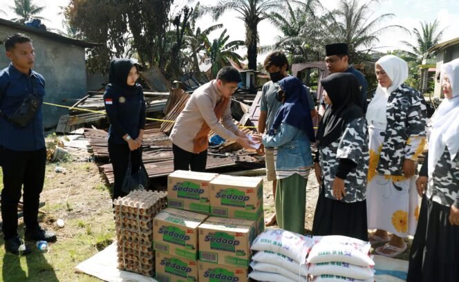 
Pimpinan DPRD Sumut Ricky Anthony memberikan tali asih kepada korban kebakaran di Kecamatan Hinai, Kabupaten Langkat.
