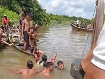 Proses evakuasi jenazah Rasid dari dasar sungai.
