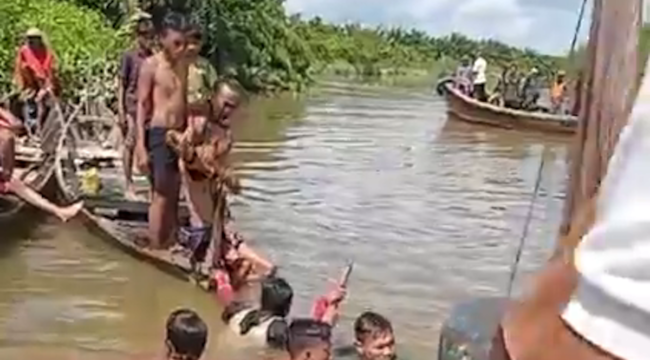 Proses evakuasi jenazah Rasid dari dasar sungai.
