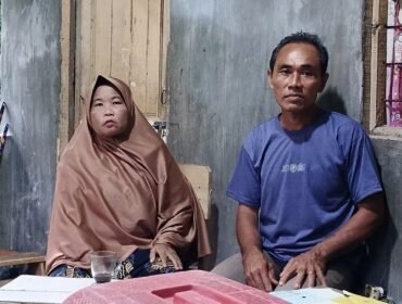 Sutrisno dan istrinya pekerja kebun sawit yang kerap mendapat teror dari oknum pecatana TNI.