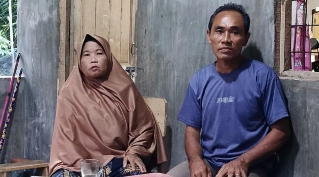 Sutrisno dan istrinya pekerja kebun sawit yang kerap mendapat teror dari oknum pecatana TNI.