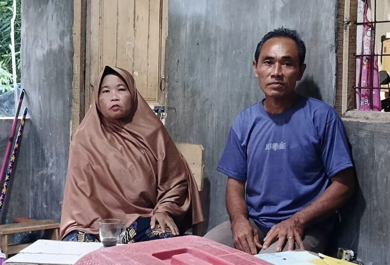 Sutrisno dan istrinya pekerja kebun sawit yang kerap mendapat teror dari oknum pecatana TNI.