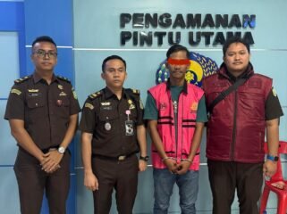 Jaksa dari Kejari Langkat memboyong TAP, tersangka Tipikor KONI Langkat ke Rutan Kelas I Tanjung Gusta Medan.