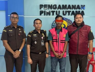 Jaksa dari Kejari Langkat memboyong TAP, tersangka Tipikor KONI Langkat ke Rutan Kelas I Tanjung Gusta Medan.