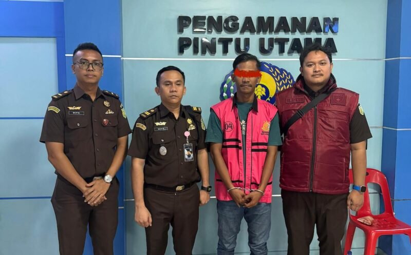 Jaksa dari Kejari Langkat memboyong TAP, tersangka Tipikor KONI Langkat ke Rutan Kelas I Tanjung Gusta Medan.