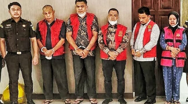 Kadisdik Langkat Dr Saiful Abdi SH SE MPd, Kepala BKD Langkat Eka Depari SSTP MAP, dan Kasie Kesiswaan Bidang SD Disdik Langkat Alek Sander, Awaluddin Kepala SD 055975 Pancur Ido, Salapian dan Rohayu Kepala SD 056017 Tebing Tanjung Selamat resmi jadi tahanan Kejatisu, Senin (13/1/2025) sore.