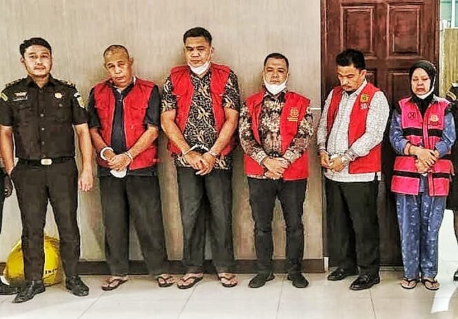 
Kadisdik Langkat Dr Saiful Abdi SH SE MPd, Kepala BKD Langkat Eka Depari SSTP MAP, dan Kasie Kesiswaan Bidang SD Disdik Langkat Alek Sander, Awaluddin Kepala SD 055975 Pancur Ido, Salapian dan Rohayu Kepala SD 056017 Tebing Tanjung Selamat resmi jadi tahanan Kejatisu, Senin (13/1/2025) sore.