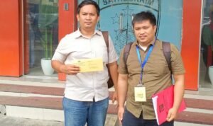 Luthfi Hakim Fauzie bersama kuasa hukumnya Sofyan Gajah dari LBH Medan