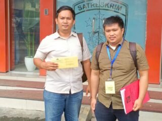 Luthfi Hakim Fauzie bersama kuasa hukumnya Sofyan Gajah dari LBH Medan