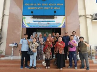 Para guru honorer Kabupaten Langkat bersama LBH Medan di PTUN Medan beberapa waktu lalu.
