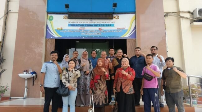 Para guru honorer Kabupaten Langkat bersama LBH Medan di PTUN Medan beberapa waktu lalu.