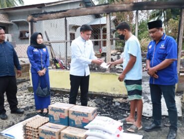 Pimpinan DPRD Sumut Ricky Anthony SH memberikan bantuan bahan pangan dan tali asih kepada korban kebakaran di Desa Sampe Raya, Kecamatan Bahorok Langkat beberapa waktu lalu.