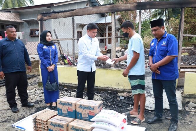 
Pimpinan DPRD Sumut Ricky Anthony SH memberikan bantuan bahan pangan dan tali asih kepada korban kebakaran di Desa Sampe Raya, Kecamatan Bahorok Langkat beberapa waktu lalu.