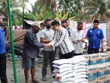 Pimpinan DPRD Sumut Ricky Anthony meberikan bantuan dan tali asih kepada korban kebakaran di Dusun Pantai Luas, Desa Stabat Lama Barat, Kecamatan Wampu, Kabupaten Langkat.