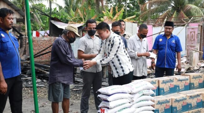 Pimpinan DPRD Sumut Ricky Anthony meberikan bantuan dan tali asih kepada korban kebakaran di Dusun Pantai Luas, Desa Stabat Lama Barat, Kecamatan Wampu, Kabupaten Langkat.