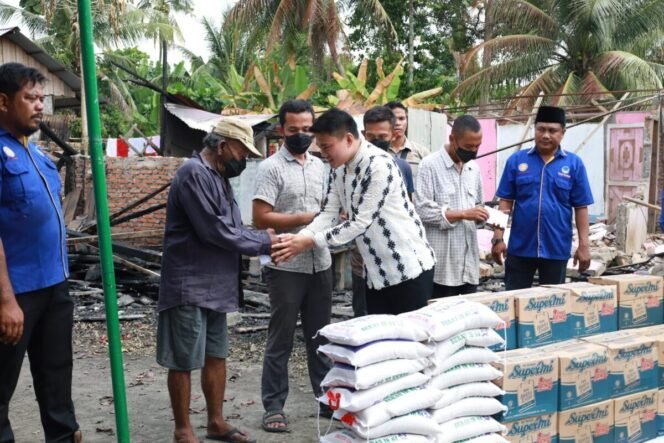 
Pimpinan DPRD Sumut Ricky Anthony meberikan bantuan dan tali asih kepada korban kebakaran di Dusun Pantai Luas, Desa Stabat Lama Barat, Kecamatan Wampu, Kabupaten Langkat.