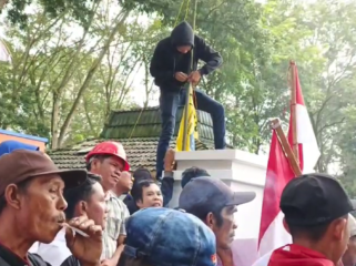 Tuntut perbaikan jalan, warga dari tiga desa di Kecamatan Tanjung Pura menggeruduk Kantor DPRD Langkat.