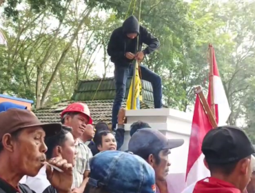 Tuntut perbaikan jalan, warga dari tiga desa di Kecamatan Tanjung Pura menggeruduk Kantor DPRD Langkat.