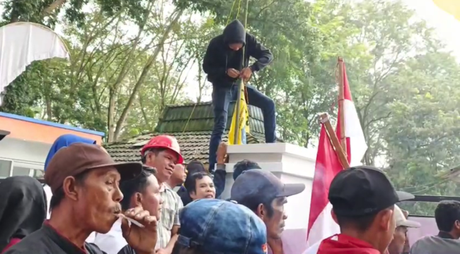 Tuntut perbaikan jalan, warga dari tiga desa di Kecamatan Tanjung Pura menggeruduk Kantor DPRD Langkat.