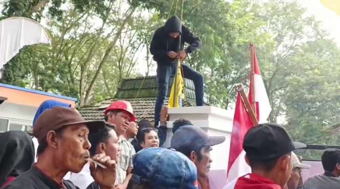 
Tuntut perbaikan jalan, warga dari tiga desa di Kecamatan Tanjung Pura menggeruduk Kantor DPRD Langkat.