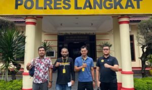 Dedi Aprianto didampingi tim penasihat hukumnya di Mapolres Langkat